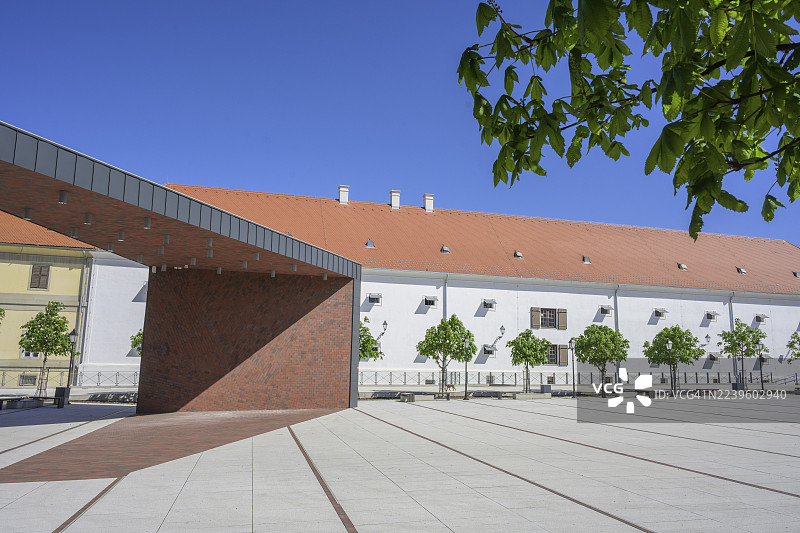 克罗地亚奥西耶克-巴拉尼亚县奥西耶克老城区特夫尔贾的瓦特罗斯拉夫·利辛斯基广场图片素材