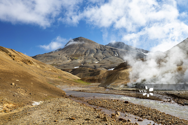 蒸汽温泉和色彩缤纷的流纹岩山，Hveradalir 地热区，Kerlingarfjöll，冰岛高地，冰岛图片素材
