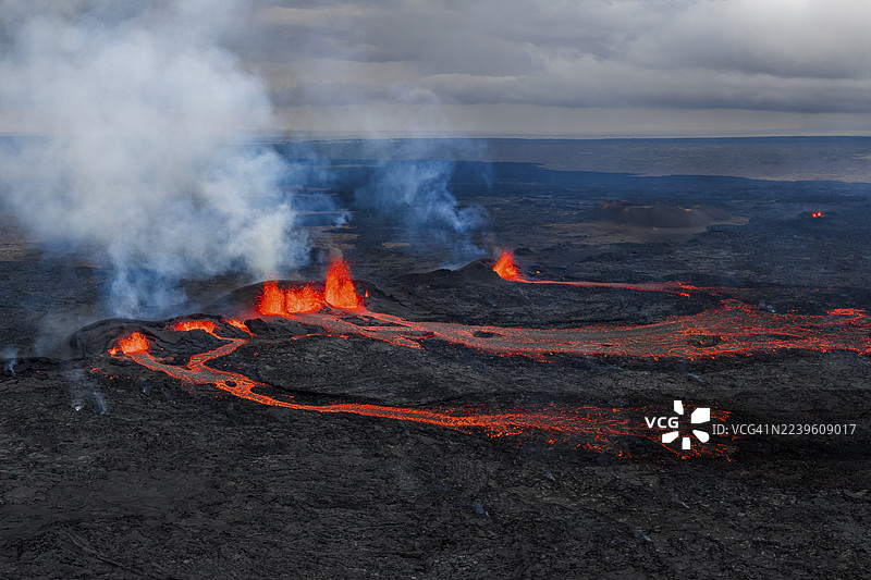 冰岛西南雷克雅内斯半岛格林达维克附近的苏特恩杜克尔火山链火山喷发，冰岛图片素材
