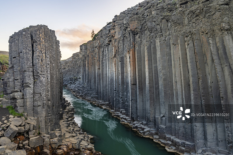 斯图拉格尔玄武岩峡谷，位于冰岛东部约库尔达鲁尔山谷的峡谷图片素材