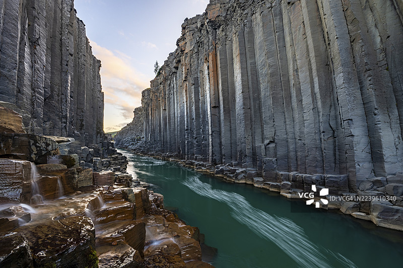 斯图拉吉尔玄武岩峡谷，位于冰岛东部约库鲁达尔山谷的峡谷图片素材