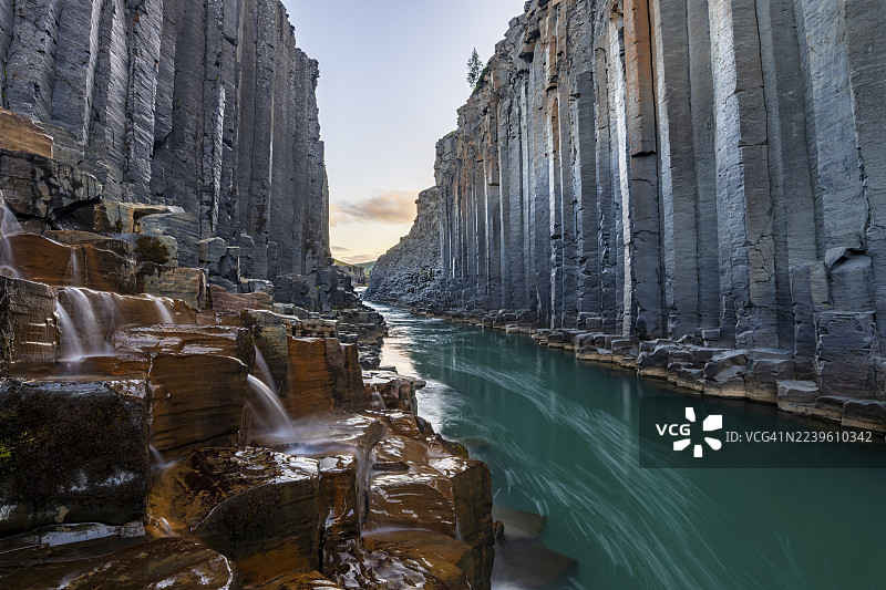 斯图拉格里尔玄武岩峡谷，冰岛东部约克尔达鲁尔山谷中的峡谷，冰岛图片素材