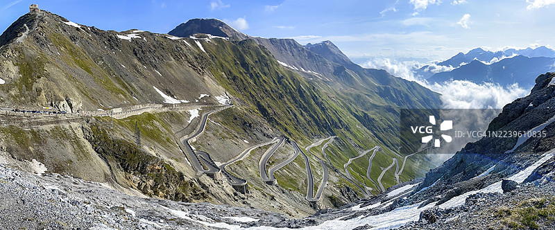 意大利南蒂罗尔阿尔托阿迪杰地区斯泰尔维奥山口的全景图，包含48个发夹弯的北坡东坡爬升，险峻的山口。斯泰尔维奥山口，斯泰尔维奥，南蒂罗尔，阿尔托阿迪杰，意大利图片素材