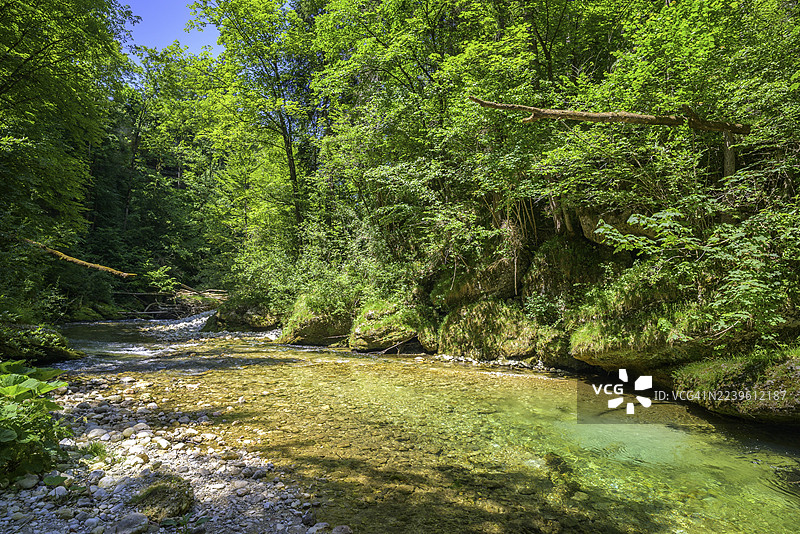 沿着克鲁门施泰尔林格河徒步，莫尔恩，上奥地利，奥地利图片素材