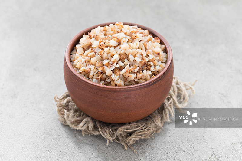 碗里的荞麦粥。浅灰色背景。俯视图图片素材