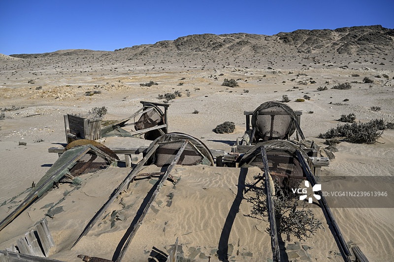 沙漠中的生锈滚筒筛，位于纳米布卡拉斯地区吕德里茨附近的波莫纳钻石禁区图片素材