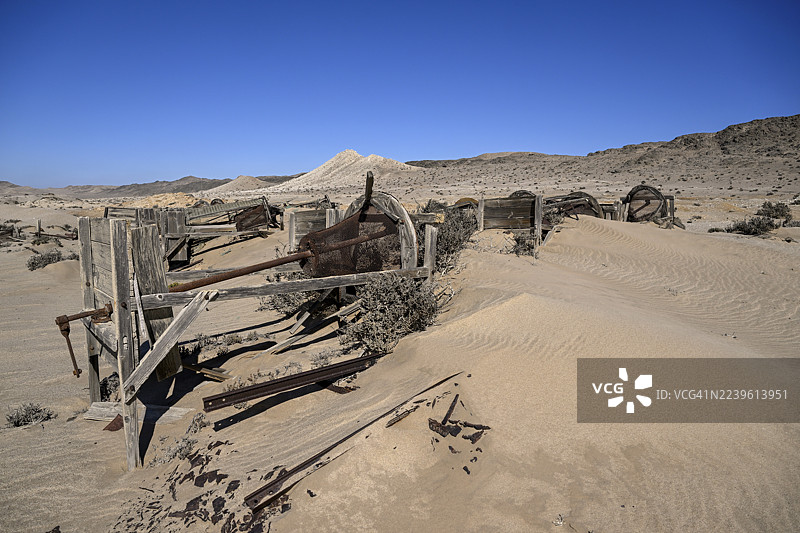 风化的鼓形筛在沙漠沙中，波莫纳，钻石禁区，吕德里茨附近，卡拉斯地区，纳米比亚图片素材