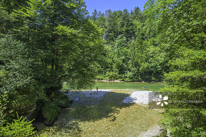 从桥上看库鲁姆斯特林河汇入施泰尔河，莫尔恩，上奥地利，奥地利图片素材