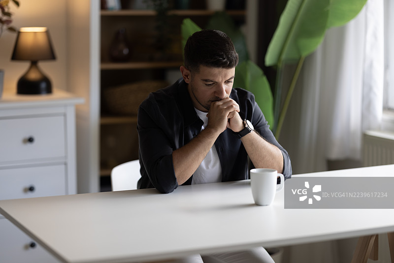 男人独自在家，显得悲伤而沮丧图片素材