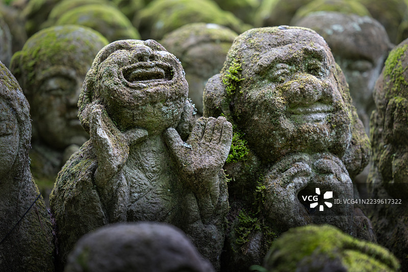 苔藓覆盖的罗汉石像，图片素材