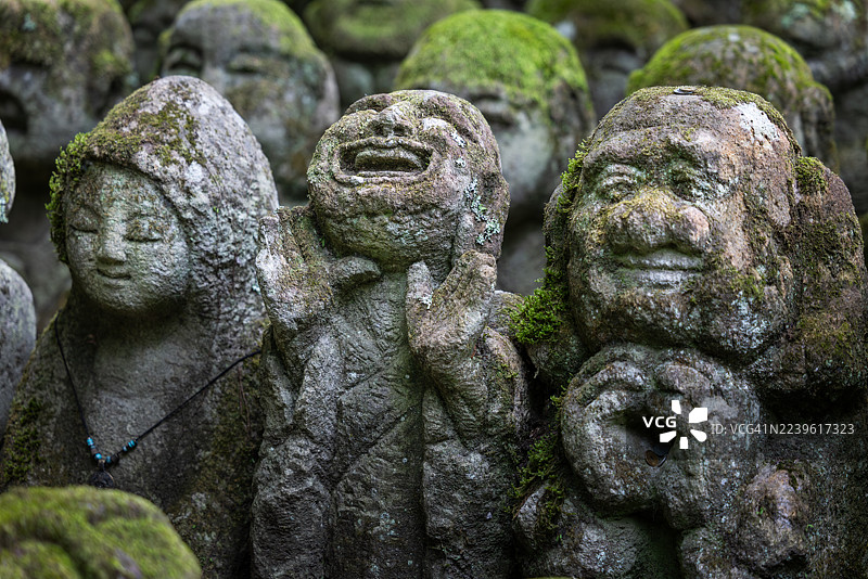 长满苔藓的罗汉石像，图片素材