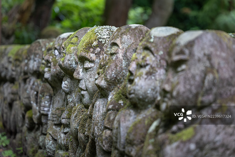 青苔覆盖的罗汉石像图片素材