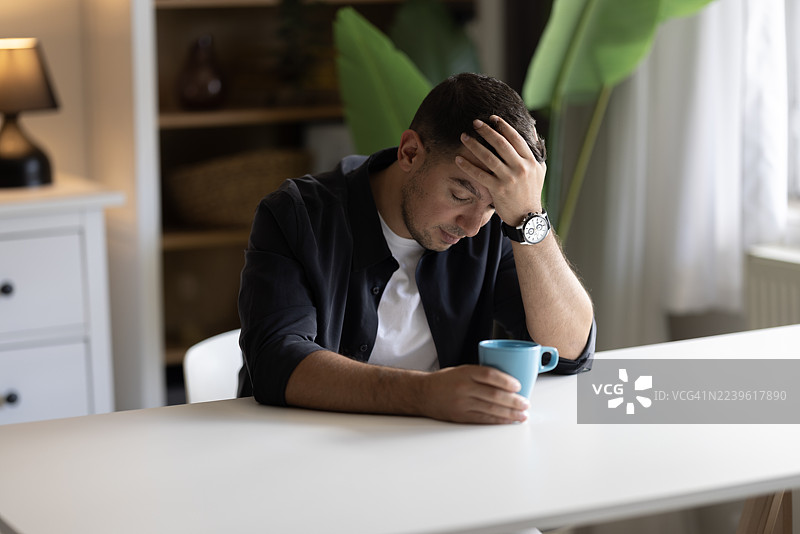 男人独自在家，显得悲伤和沮丧图片素材