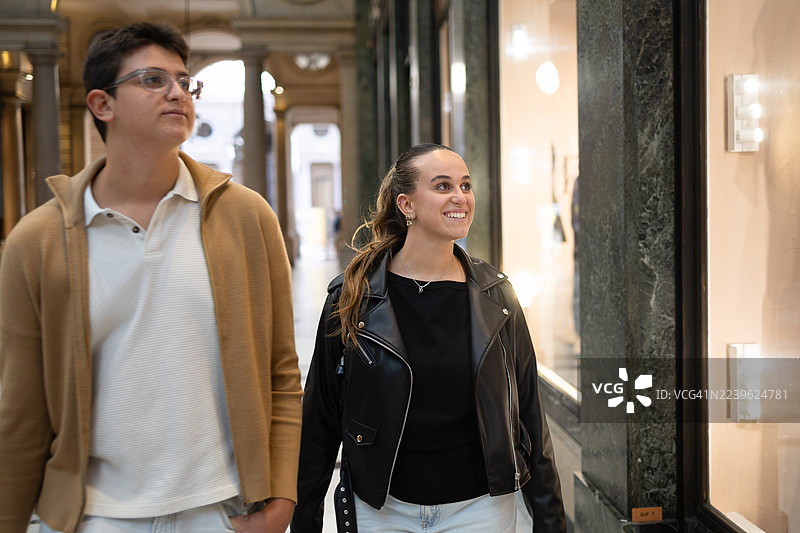 青少年们在城市里逛街购物。图片素材