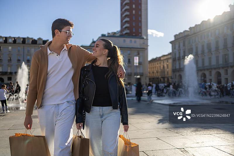 青少年在城市里逛街购物。图片素材