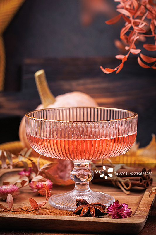 肉桂和干叶子的感恩节饮品图片素材