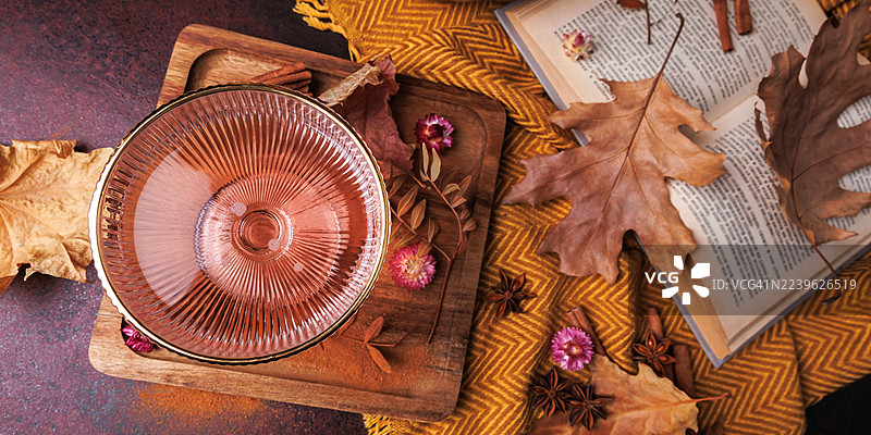 粉红起泡酒，搭配秋叶和香料图片素材