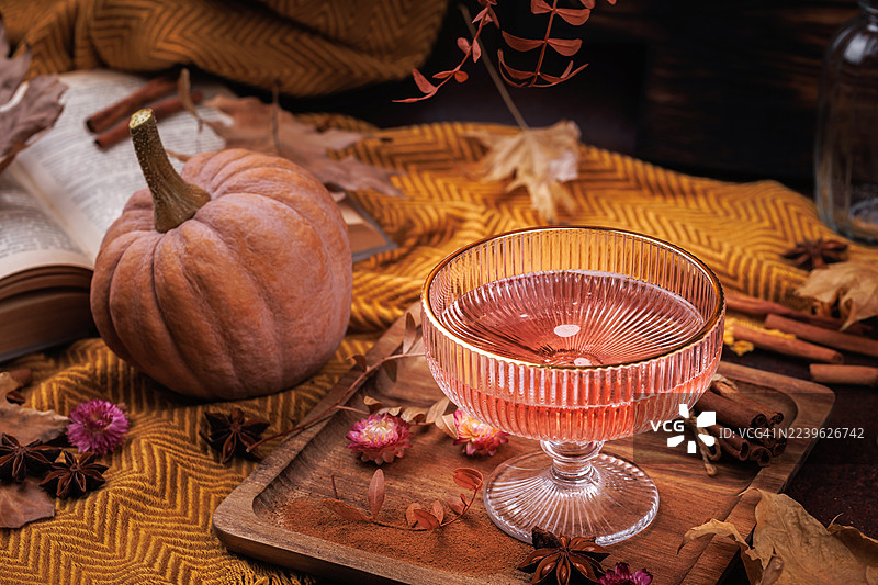 秋季饮品，配南瓜和打开的书图片素材