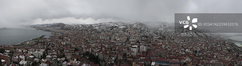 俯瞰土耳其吉雷松市景，背景为雪山与多云天空图片素材