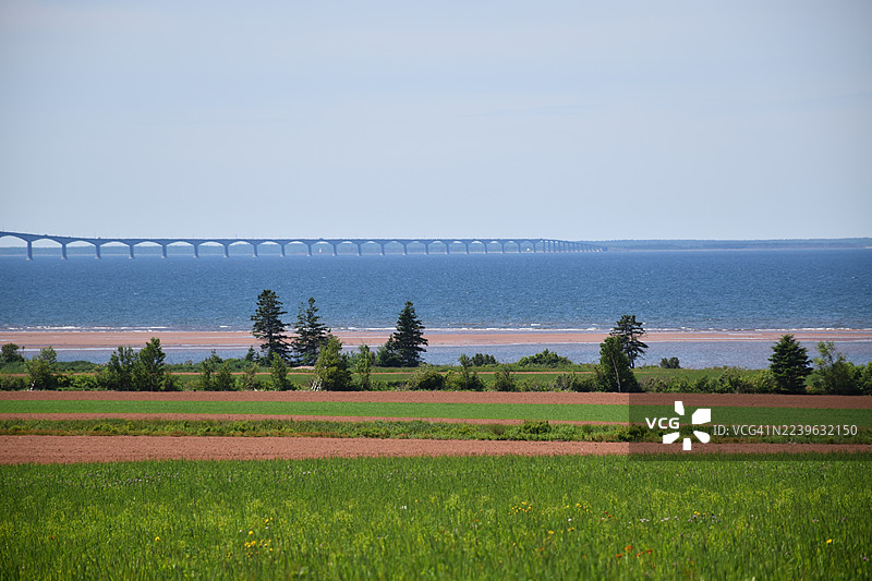 加拿大爱德华王子岛农田上横跨诺森伯兰海峡的联邦大桥图片素材