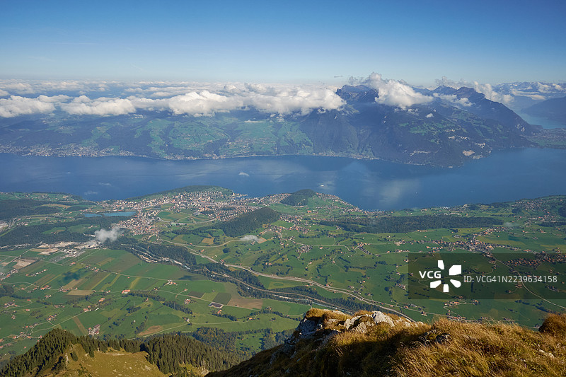 瑞士米维斯，碧空如洗，壮丽山峦倒映于波光粼粼的湖面，生机盎然的绿色大地尽收眼底，令人惊叹的航拍景象。图片素材