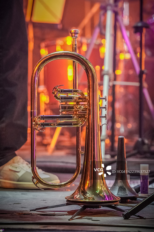 舞台上准备就绪的金色黄铜乐器特写图片素材