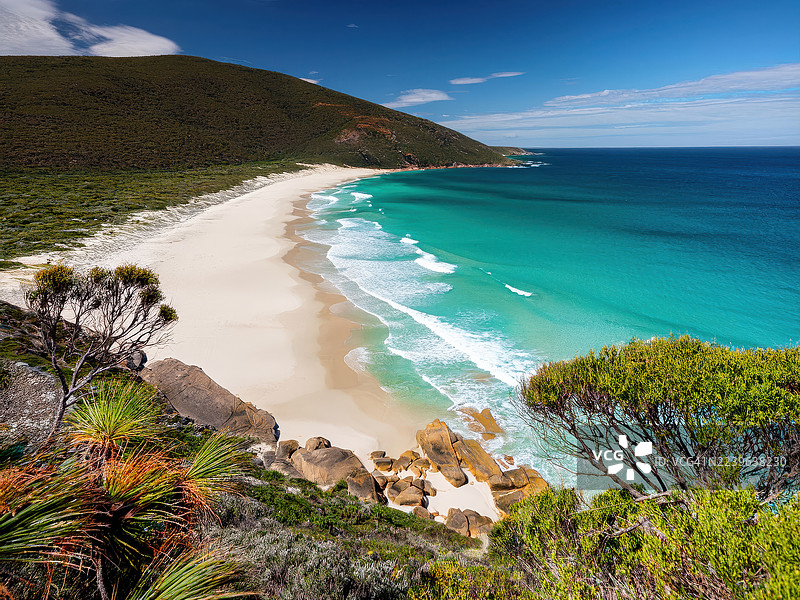 澳大利亚南吉普斯兰威尔逊斯普罗蒙特里，高角度俯瞰原始的白色沙滩、绿松石色的海水、葱郁的青山和蓝天。图片素材