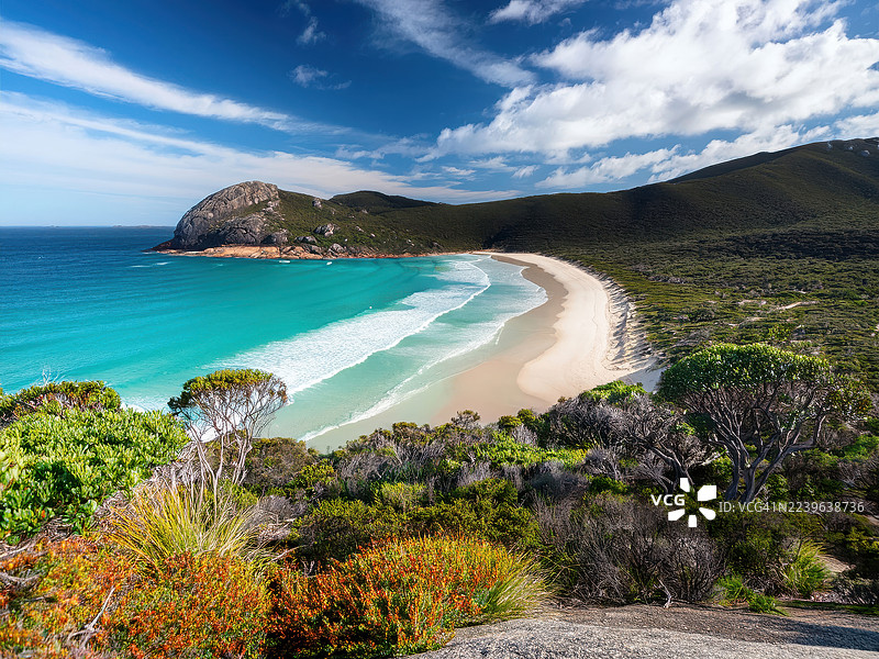 澳大利亚南吉普斯兰威尔逊斯岬的绝美航拍，展示了原始的白沙滩、绿松石般的海水和郁郁葱葱的海岸线，天空湛蓝。图片素材