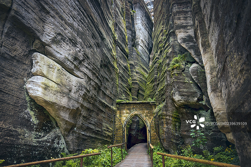 捷克共和国，阿德尔什帕赫-特普利采岩石，神秘石门和木板路穿过狭窄峡谷图片素材