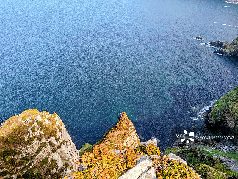 爱尔兰多尼戈尔晴日里崎岖悬崖与深邃蓝海的俯视景观图片素材