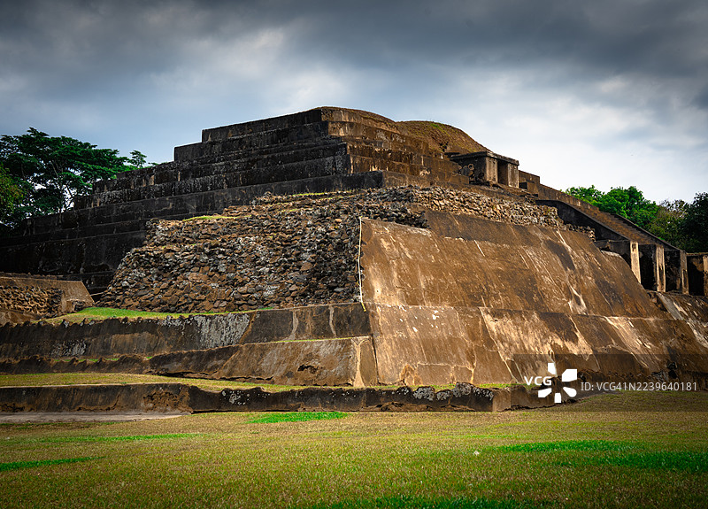 萨尔瓦多圣安娜，古老金字塔遗址在戏剧性的多云天空下，展示着历史建筑和自然美景图片素材