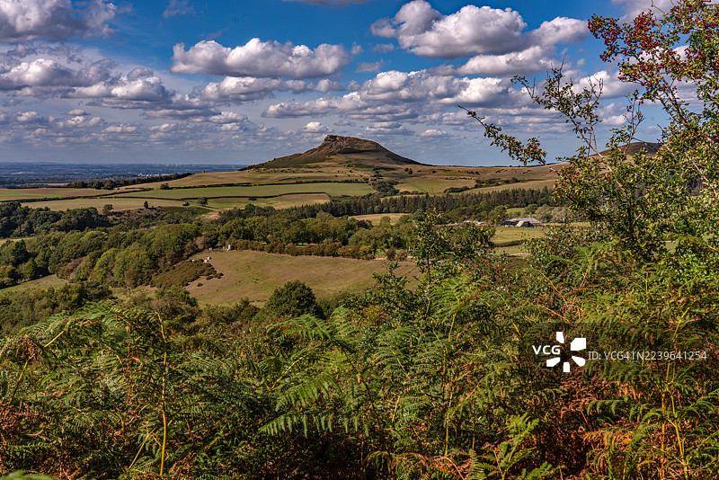 英国罗兹贝里托平山丘下广阔的起伏景观，天空云彩动态，英国，英国，罗兹贝里托平图片素材