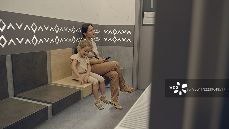 母子在诊所儿科医生处等候图片素材