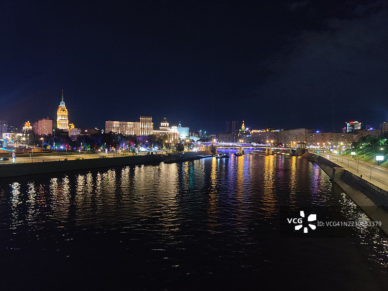 莫斯科河夜景，远眺城市天际线与璀璨灯光图片素材