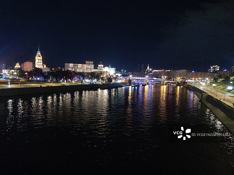 莫斯科河夜景，城市天际线与夜间灯光图片素材