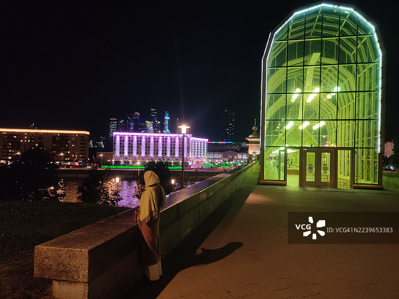 莫斯科河夜景，城市天际线和夜间灯光图片素材