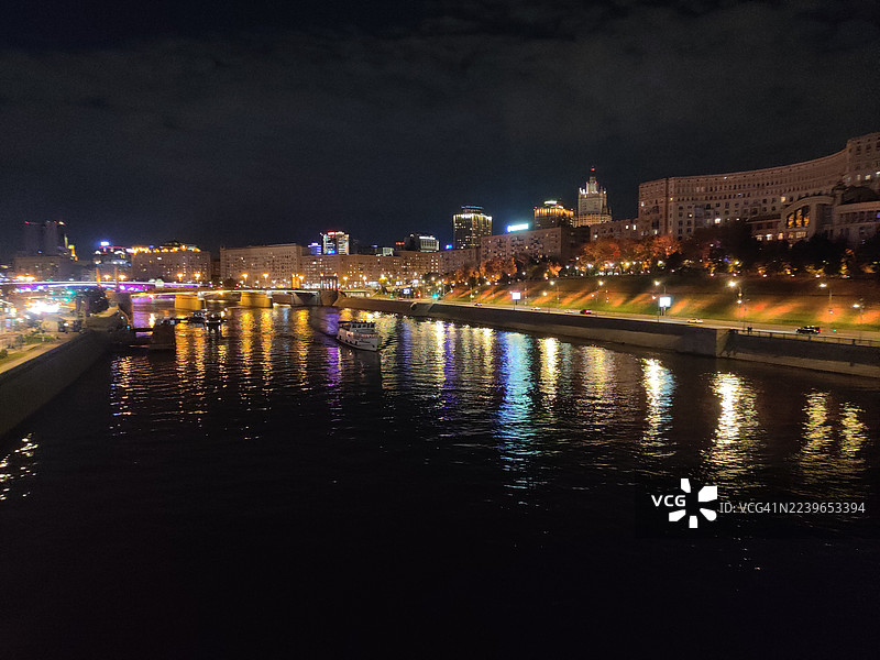 莫斯科河夜景，城市天际线与夜间灯光图片素材
