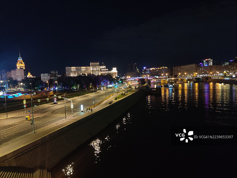 莫斯科河夜景，城市天际线与夜间灯光图片素材