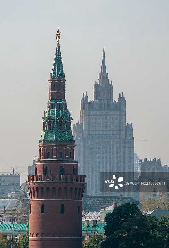 克里姆林宫钟楼和莫斯科天际线图片素材