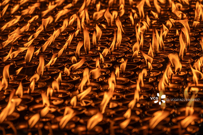 尼泊尔斯瓦扬布纳特寺的烛光。信徒们点燃蜡烛，表达对上帝回应祈祷的感激之情。图片素材