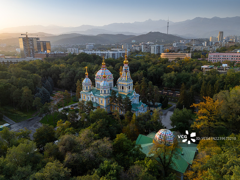 哈萨克斯坦阿拉木图圣母升天大教堂的鸟瞰图图片素材