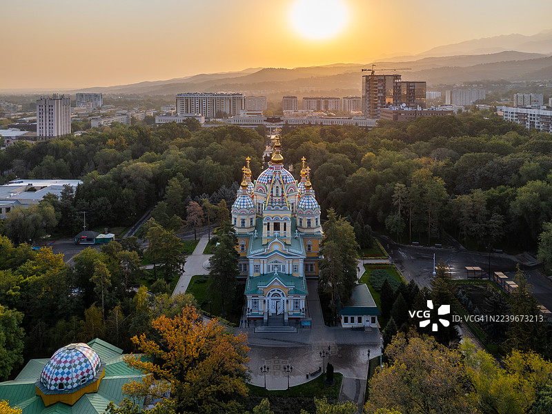 哈萨克斯坦阿拉木图圣母升天大教堂的鸟瞰图图片素材