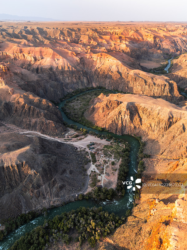 哈萨克斯坦恰林国家公园恰林河上空俯瞰恰林峡谷图片素材