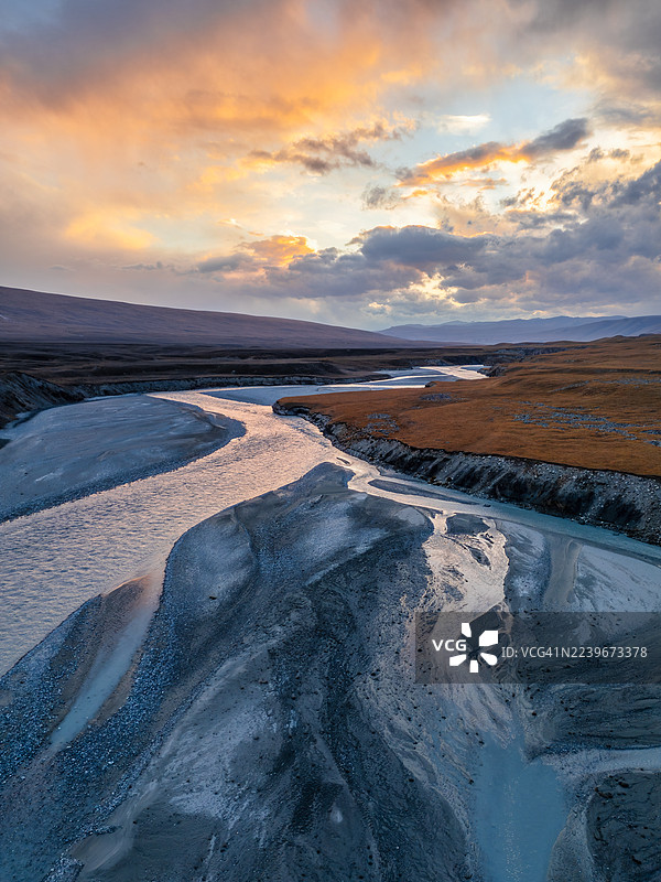 秋季吉尔吉斯斯坦天山冰川山峰的萨雷贾兹河谷航拍图图片素材