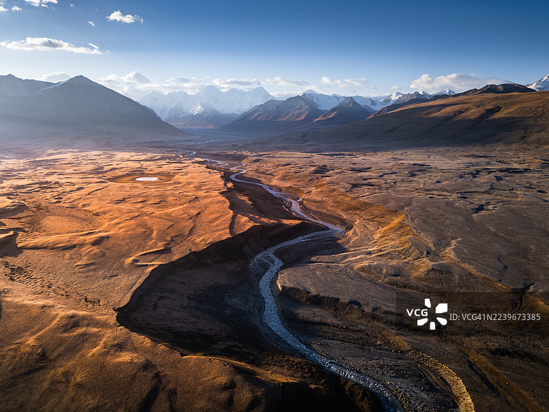 秋季吉尔吉斯斯坦天山冰川山峰的萨雷贾兹河谷航拍图图片素材
