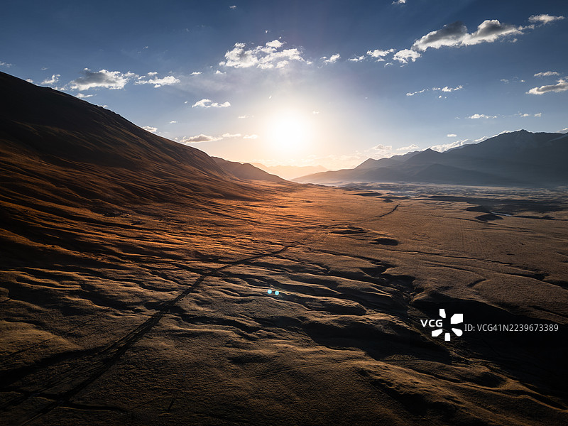 秋季吉尔吉斯斯坦天山冰川山峰的萨雷贾兹河谷鸟瞰图图片素材