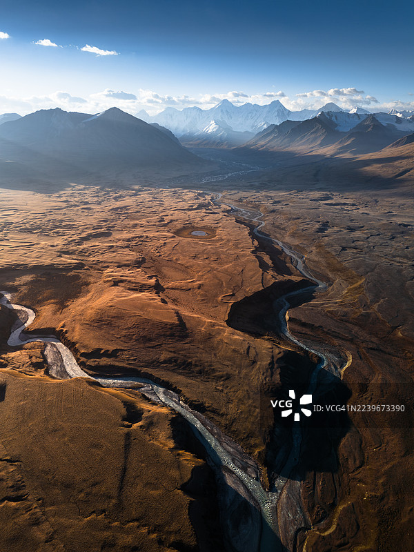 秋季吉尔吉斯斯坦天山冰川山峰的萨雷贾兹河谷航拍图图片素材