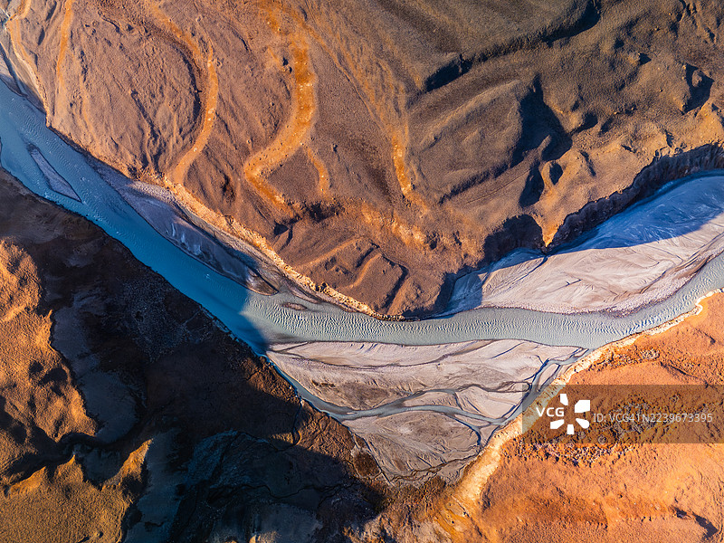 秋季吉尔吉斯斯坦天山冰川山峰的萨雷贾兹河谷航拍图图片素材