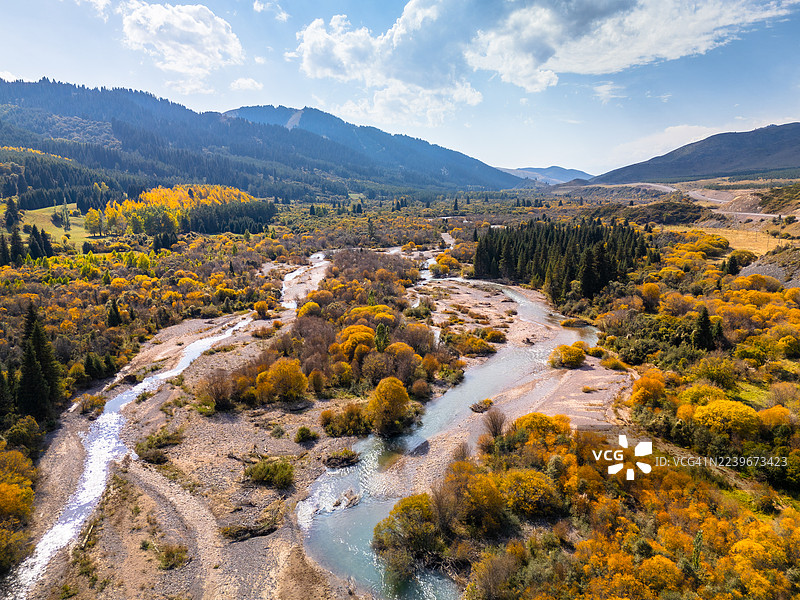 吉尔吉斯斯坦卡拉卡拉地区秋季美景的航拍图图片素材