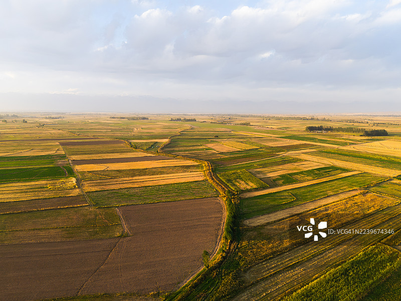 吉尔吉斯斯坦卡拉科尔农田和农业景观的高角度视图图片素材